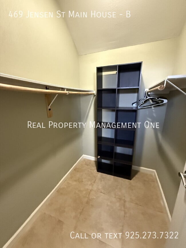 Building Photo - 469 Jensen St