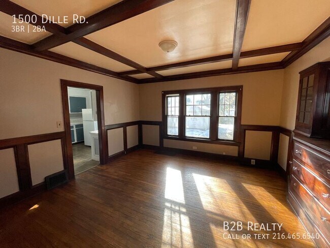 Building Photo - Beautiful and Newly Renovated Single Famil...