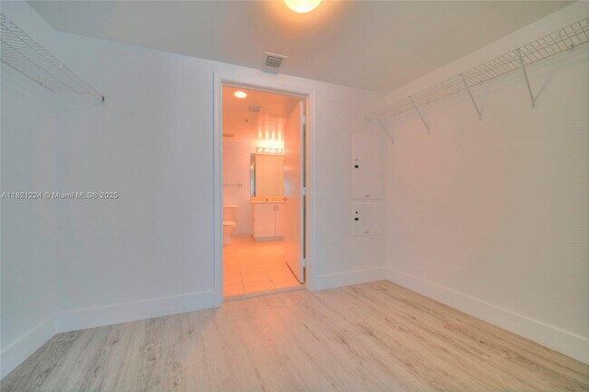 Building Photo - 1750 N Bayshore Dr