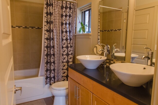 Building Photo - 2Bd/1.5Ba Seattle Townhouse