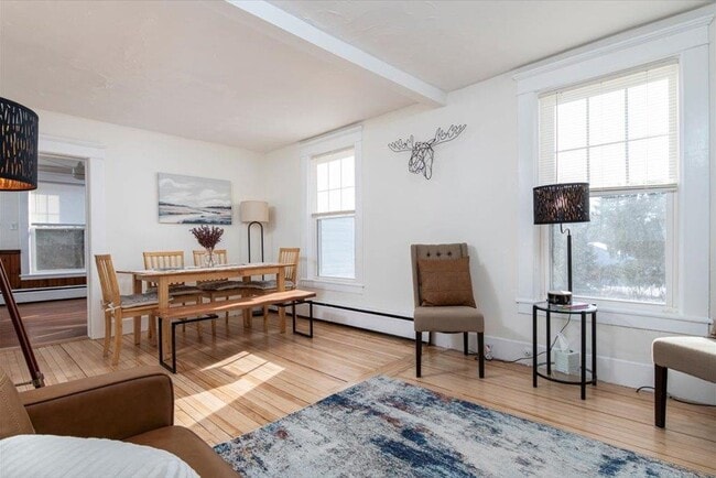 Building Photo - 122 Oak St