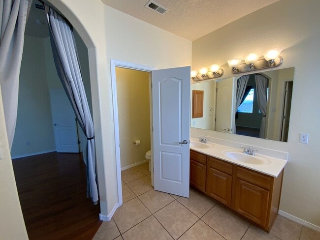 Building Photo - 4 Bedroom Single Story Home Available Near...