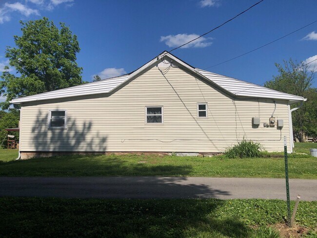 Building Photo - 829 Locust Corner Rd
