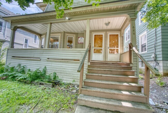 Building Photo - 689 Allen St