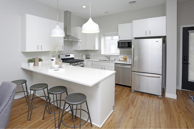 Building Photo - ONE MONTH FREE ON 12 MONTH LEASE!