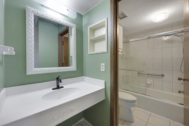 Building Photo - 950 Westbrooke Way