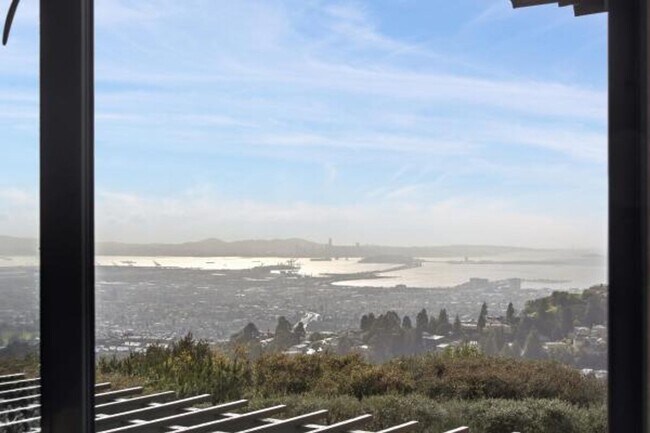 Building Photo - Luxury Living Above The Bay -- Iconic views!