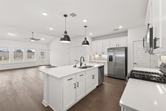 Building Photo - 32415 Sunbeam Dr