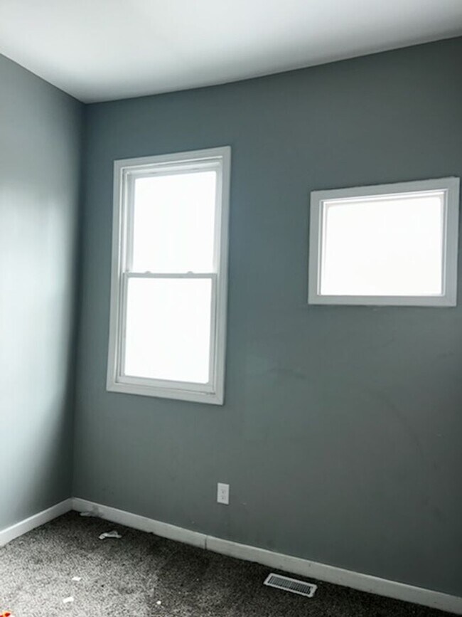Building Photo - 4 Bedroom 2 Bath Home Available in Louisville