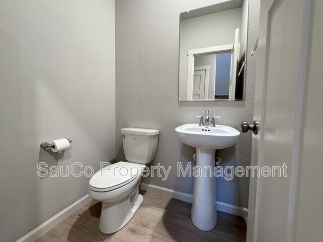 Building Photo - 8309 SE Crescent Dr