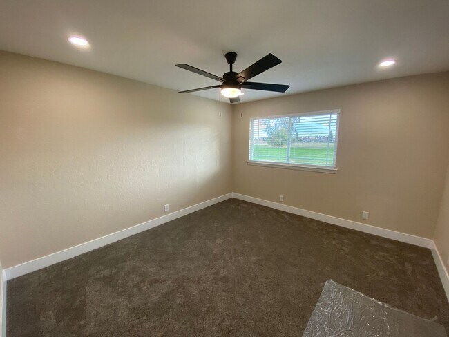 Building Photo - Fully Renovated Home on 5 Acres