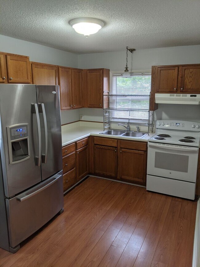 Building Photo - 105 Starlite Dr