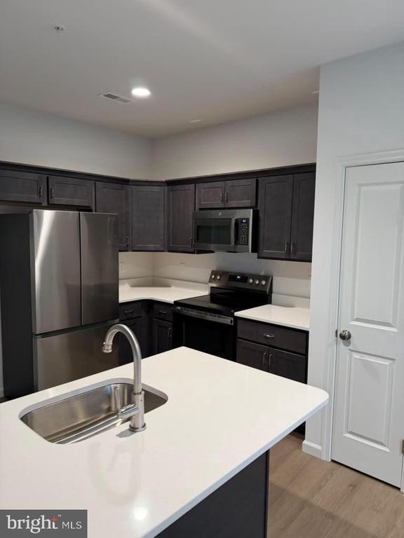 Building Photo - 7847 Oakbrook Dr