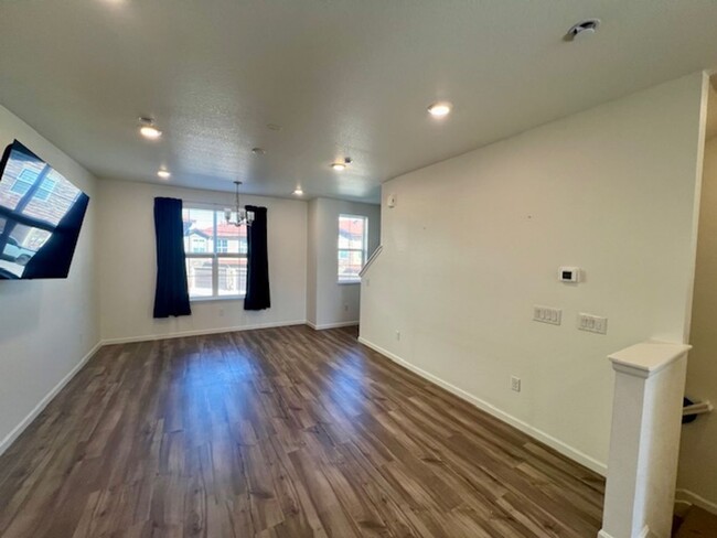 Building Photo - Stunning 2 Bed, 2.5 Bath Townhome