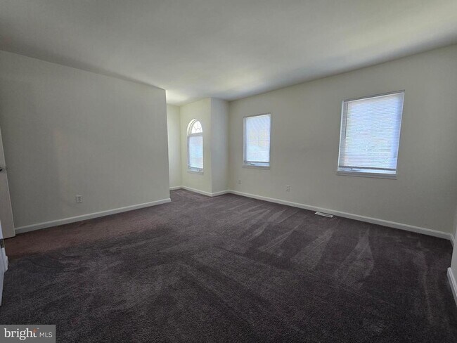Building Photo - 145 Holmes St
