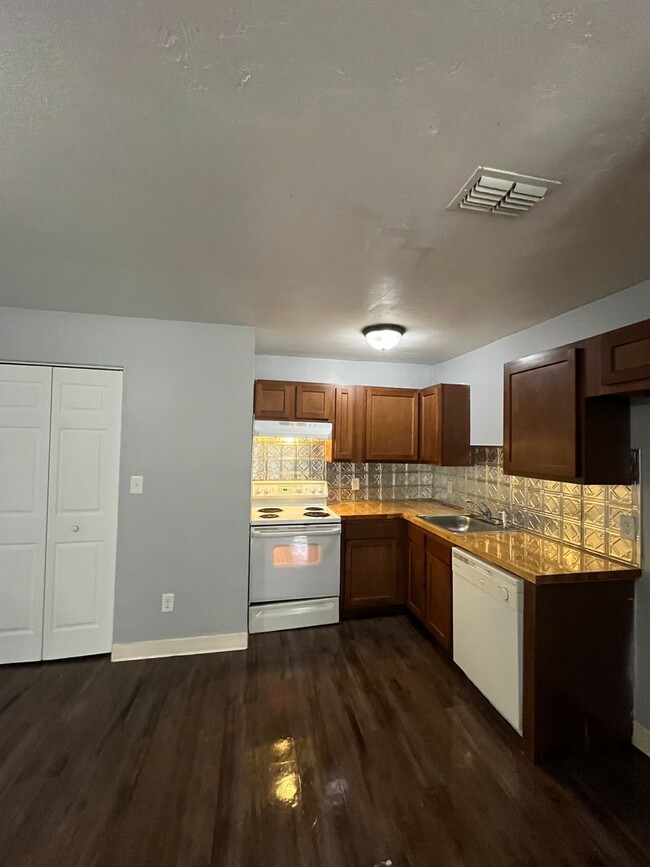 Building Photo - Updated 2/1 in Quiet Quadplex – Great Loca...