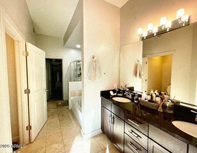 Building Photo - 945 E Playa Del Norte Dr