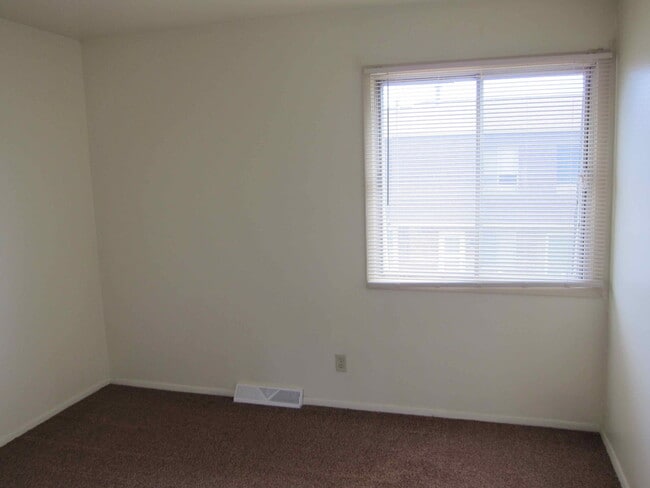 Building Photo - 3 Bedroom 2 and  1/2 Bath Townhome