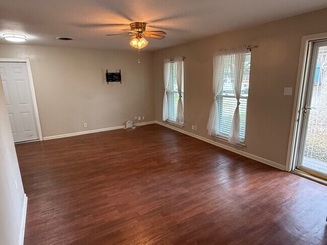 Building Photo - 7 Maple Ln