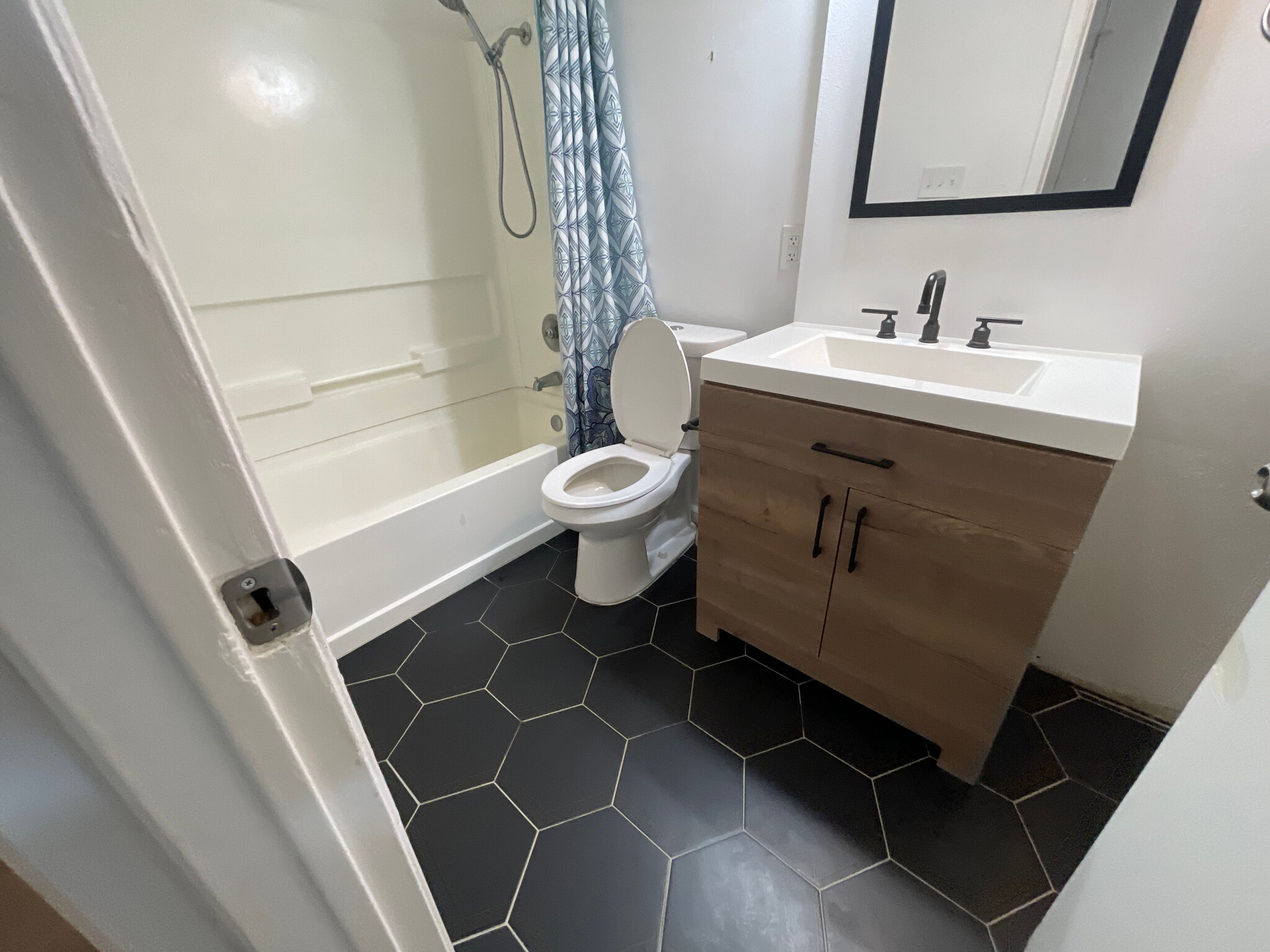 Building Photo - Room in House on Southwest Dr