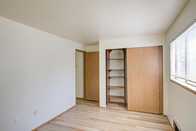 Building Photo - For Lease Edmonds - 900 Sq. Ft Two bed-One/Bath Duplex