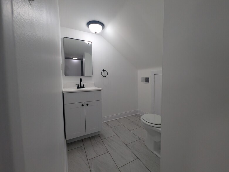 Building Photo - 1520 W Melrose St