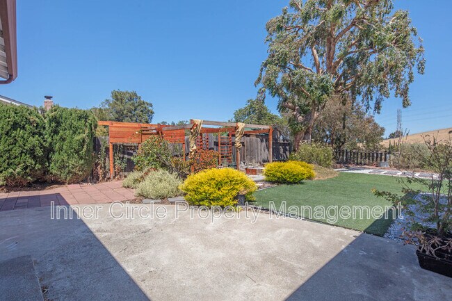 Building Photo - 2225 Mt Whitney Dr