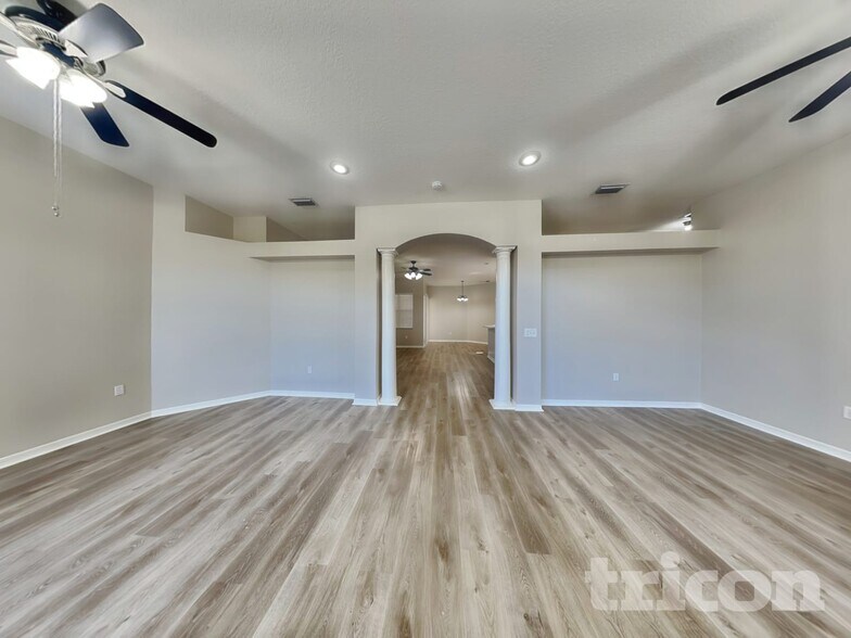 Building Photo - 1810 Cattleman Dr