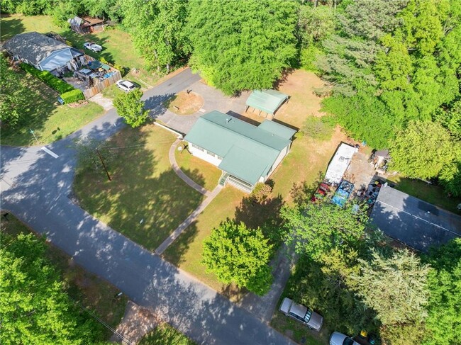 Building Photo - 106 Robinhood Dr