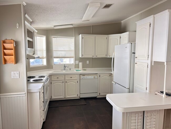 Building Photo - 38816 Bronco Dr