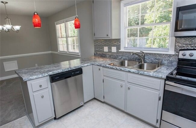 Building Photo - 10210 Hollyberry Dr