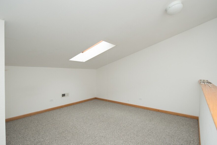 Building Photo - 2247 W Diversey Ave