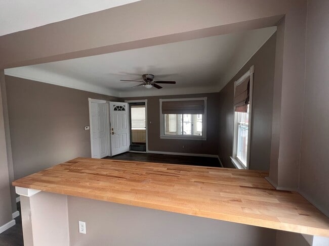 Building Photo - Move-In Ready- 2 bedroom/1 Bath Home in Eastpointe