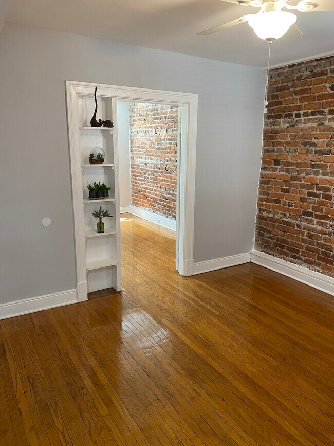 Living room - 2220 W Grace St
