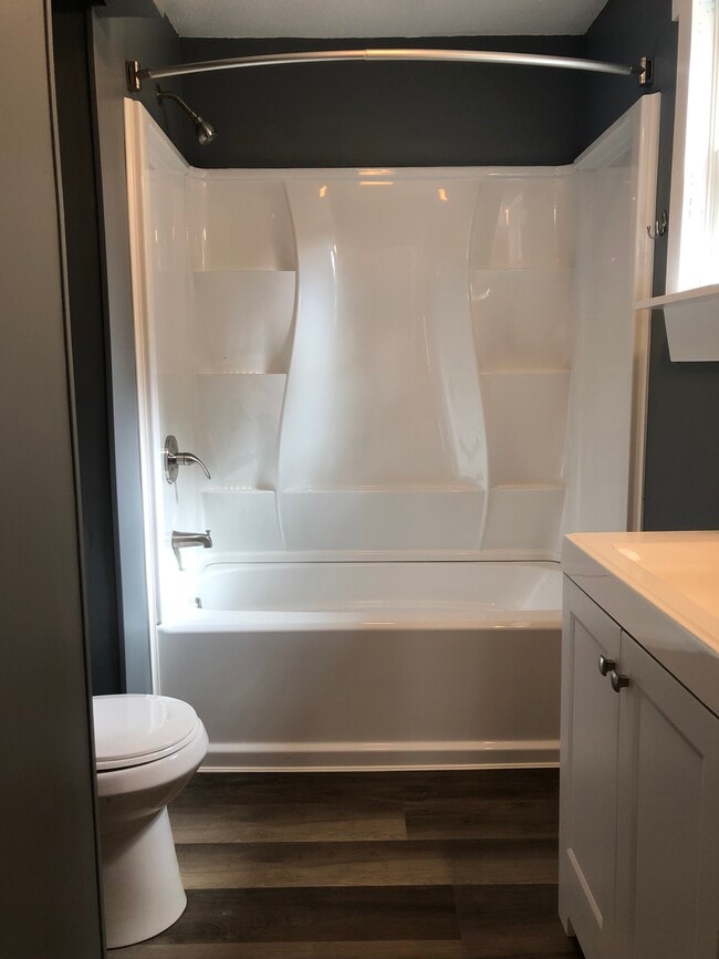 Main bath - 15 Pineview Ave