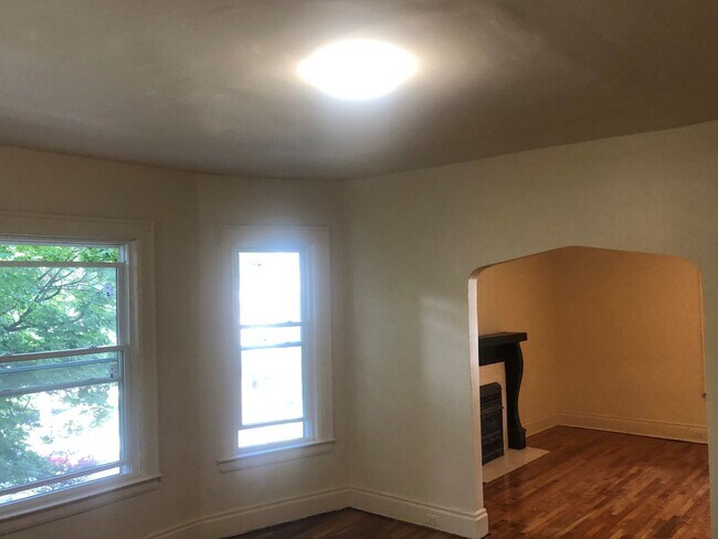 Building Photo - Second Floor 3 Bedroom Flat Available Augu...