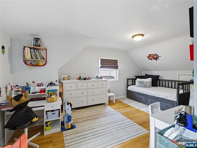 Building Photo - 197 Fairview Ave