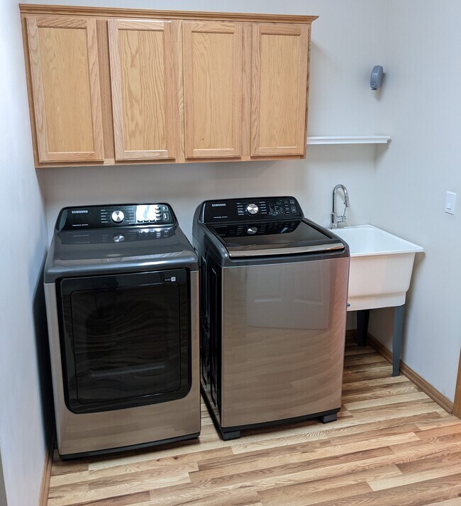 Laundry - 5851 Prairie Ridge Dr