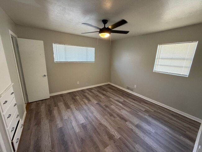 Building Photo - Large 3/2/2