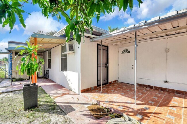 Building Photo - 2419 Coolidge St