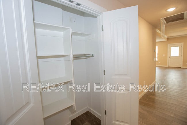 Building Photo - 1523 Purple Finch St