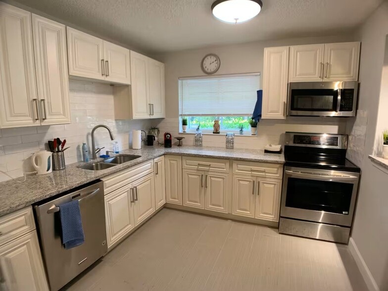 Building Photo - 7161 Balboa Rd