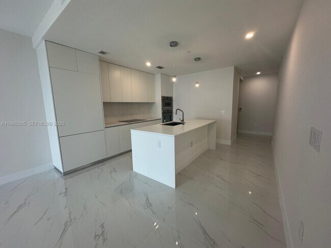 Building Photo - 700 NE 24th St