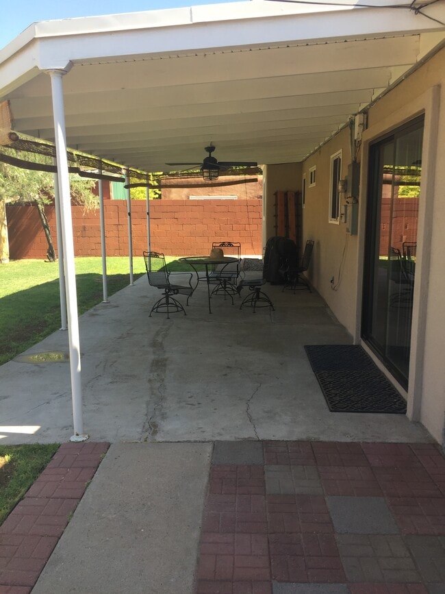 Building Photo - 709 Palomas Dr NE