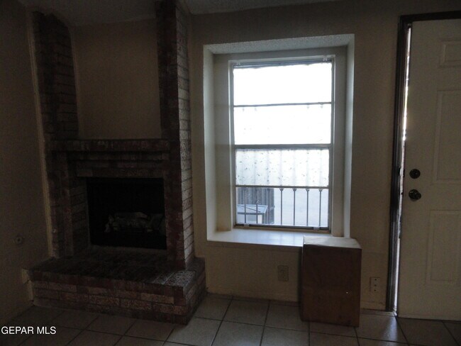 Building Photo - 619 White Cliffs Dr