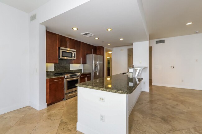 Building Photo - Spacious Condo in Downtown Long Beach!