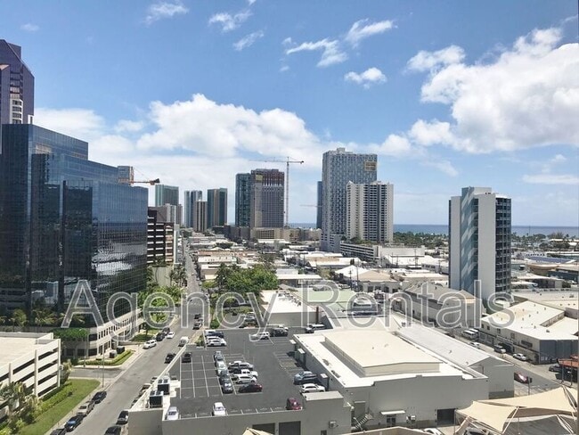 Building Photo - 600 Queen St