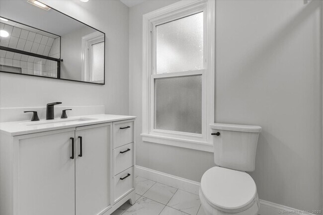 Building Photo - 36 Maple St