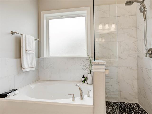 Building Photo - 2700 Gladstone Dr