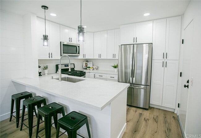 Building Photo - Beautifully Remodeled Single-Story Condo i...